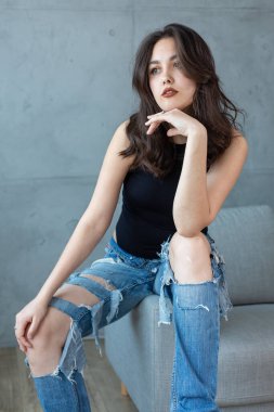 Siyah elbiseli seksi genç kadın..