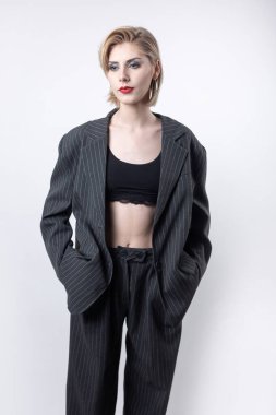 Stüdyodaki baştan çıkarıcı, şık bir iş kadınının portresi. Takım elbiseli sarışın kız..