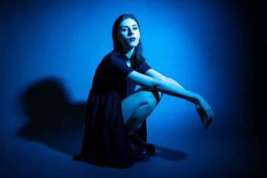 Stüdyoda neon ışıklı bir kızın Gotik tarzı portresi..