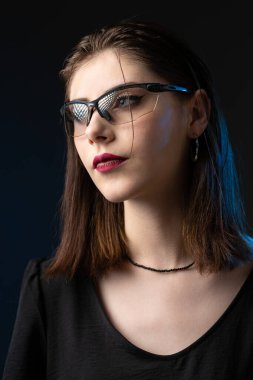 Stüdyoda neon ışıklı bir kızın Gotik tarzı portresi..