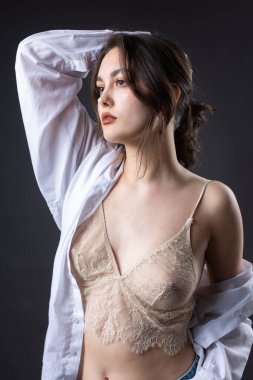 Şeffaf bluzla poz veren seksi genç kadın..