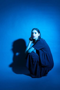 Stüdyoda neon ışıklı bir kızın Gotik tarzı portresi..