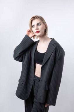 Stüdyodaki baştan çıkarıcı, şık bir iş kadınının portresi. Takım elbiseli sarışın kız..