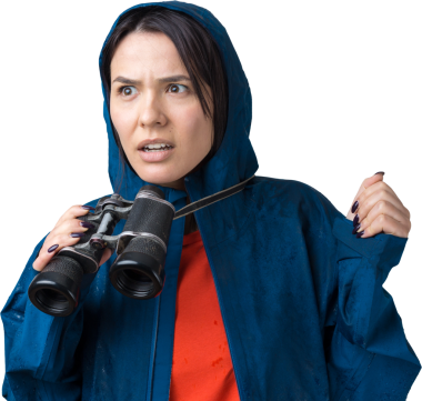 Mavi yağmurluklu bir turist kız elinde dürbünle uzaklığa bakıyor, casuslar..