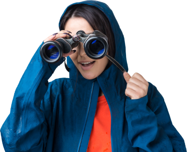 Mavi yağmurluklu bir turist kız elinde dürbünle uzaklığa bakıyor, casuslar..