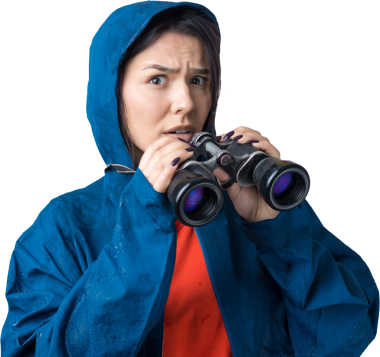 Mavi yağmurluklu bir turist kız elinde dürbünle uzaklığa bakıyor, casuslar..