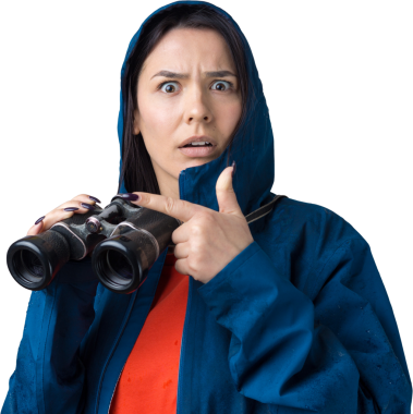 Mavi yağmurluklu bir turist kız elinde dürbünle uzaklığa bakıyor, casuslar..