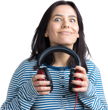 Çizgili yelek giymiş genç bir kız stüdyoda kırmızı kulaklıkla müzik dinliyor ve dans ediyor..