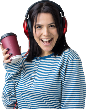 Çizgili yelek giymiş genç bir kız stüdyoda kırmızı kulaklıkla müzik dinliyor ve dans ediyor..