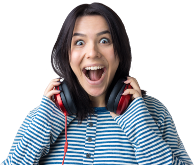 Çizgili yelek giymiş genç bir kız stüdyoda kırmızı kulaklıkla müzik dinliyor ve dans ediyor..