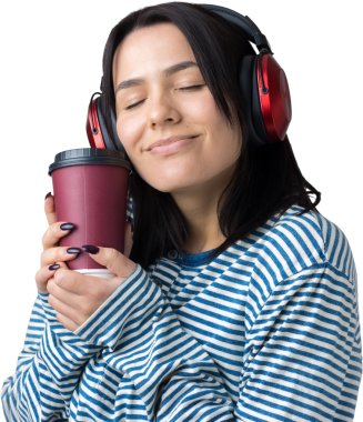 Çizgili yelek giymiş genç bir kız stüdyoda kırmızı kulaklıkla müzik dinliyor ve dans ediyor..