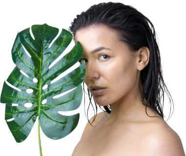 Doğal yeşil palmiye yaprağı portresi olan bir kadın. Moda, güzellik, makyaj, kozmetik.