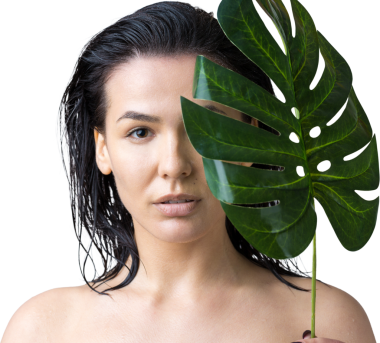 Doğal yeşil palmiye yaprağı portresi olan bir kadın. Moda, güzellik, makyaj, kozmetik.