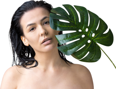 Doğal yeşil palmiye yaprağı portresi olan bir kadın. Moda, güzellik, makyaj, kozmetik.