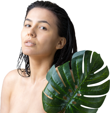 Doğal yeşil palmiye yaprağı portresi olan bir kadın. Moda, güzellik, makyaj, kozmetik.