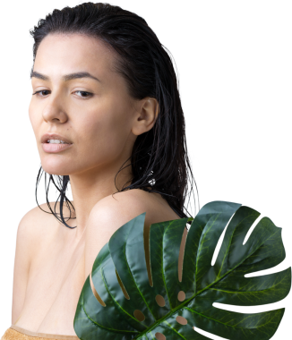 Doğal yeşil palmiye yaprağı portresi olan bir kadın. Moda, güzellik, makyaj, kozmetik.