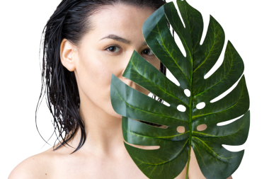 Doğal yeşil palmiye yaprağı portresi olan bir kadın. Moda, güzellik, makyaj, kozmetik.