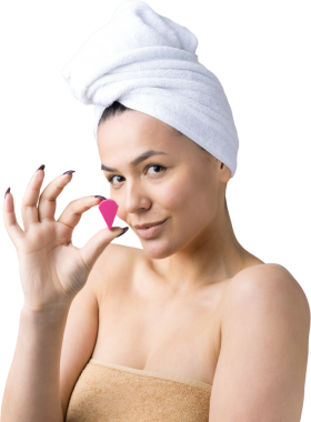 Kafasında beyaz havluyla güzel bir kadın portresi ve pembe bir kalbe bakan bir vücut için sünger. Cilt temizleme eko organik kozmetik rahatlama konsepti.