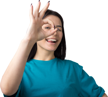 Gülümseyen kız el kol hareketi yapıyor.