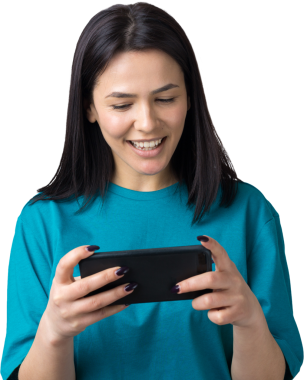 Gri arka planda cep telefonu kullanan gülümseyen genç kadının ön portresi