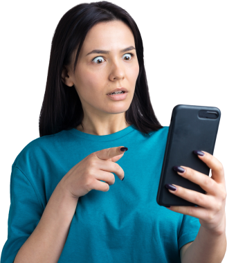 Gri arka planda cep telefonu kullanan gülümseyen genç kadının ön portresi