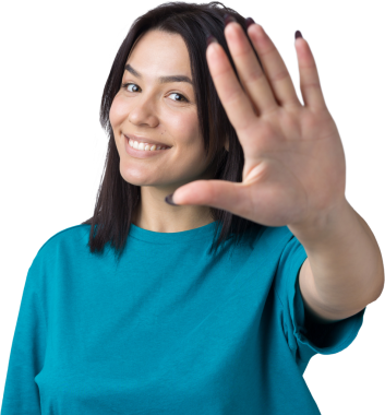 Gülümseyen kadın elini sallar gibi kaldırdı..