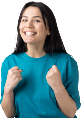 Çekici bağırışların yakın portresi. Genç yaşta yumruklarıyla gülümsüyor. Gri arka planda izole kot gömlek giyen kız arkadaşı.