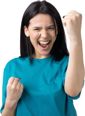 Çekici bağırışların yakın portresi. Genç yaşta yumruklarıyla gülümsüyor. Gri arka planda izole kot gömlek giyen kız arkadaşı.