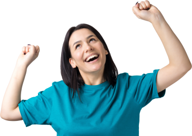 Çekici bağırışların yakın portresi. Genç yaşta yumruklarıyla gülümsüyor. Gri arka planda izole kot gömlek giyen kız arkadaşı.