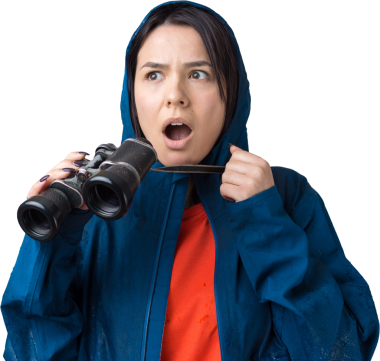 Mavi yağmurluklu bir turist kız elinde dürbünle uzaklığa bakıyor, casuslar..