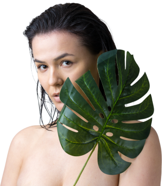 Doğal yeşil palmiye yaprağı portresi olan bir kadın. Moda, güzellik, makyaj, kozmetik.