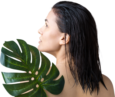 Doğal yeşil palmiye yaprağı portresi olan bir kadın. Moda, güzellik, makyaj, kozmetik.