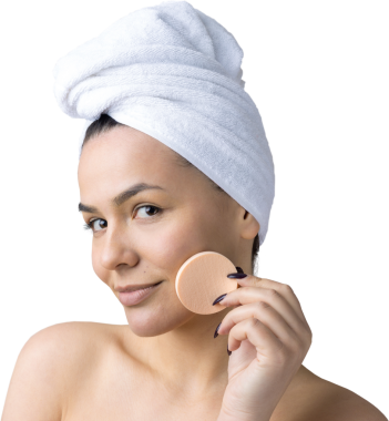 Kafasında beyaz havluyla güzel bir kadın portresi ve pembe bir kalbe bakan bir vücut için sünger. Cilt temizleme eko organik kozmetik rahatlama konsepti.