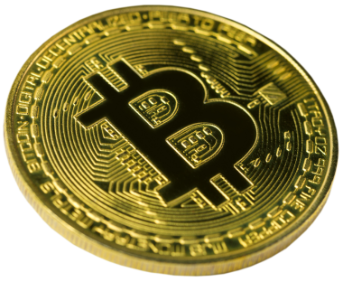 Şifreli altın sikkeler - Bitcoin, Ethereum, beyaz arka planda Litecoin. Sanal para kavramı.