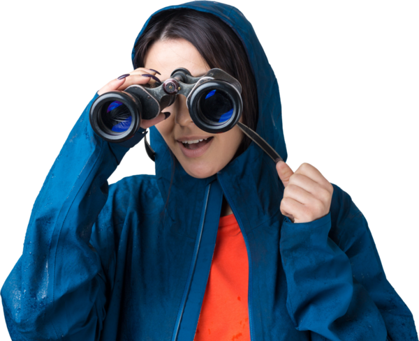 Mavi yağmurluklu bir turist kız elinde dürbünle uzaklığa bakıyor, casuslar..