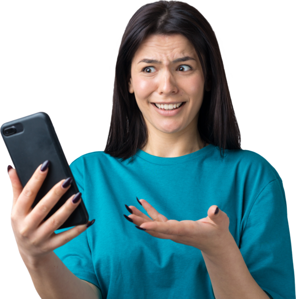 Gri arka planda cep telefonu kullanan gülümseyen genç kadının ön portresi