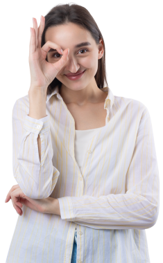 Beyaz stüdyo arka planında güzel bir jest sergileyen ve elleriyle dürbün yapan çekici genç kadının portresini kapat..