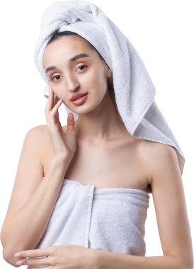 Kalın kaşlı güzel bir kız, beyaz arka planda mükemmel bir ten, kafasında havlu, güzel bir fotoğraf..