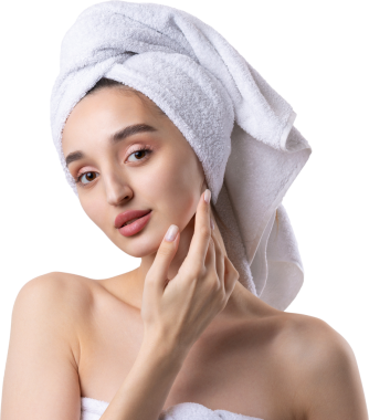 Kalın kaşlı güzel bir kız, beyaz arka planda mükemmel bir ten, kafasında havlu, güzel bir fotoğraf..