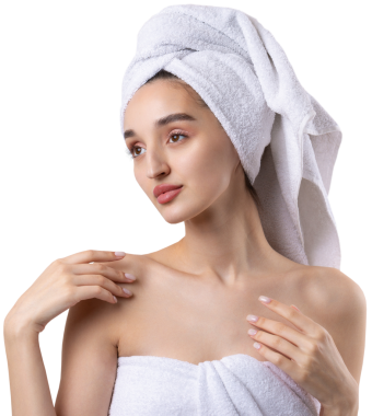 Kalın kaşlı güzel bir kız, beyaz arka planda mükemmel bir ten, kafasında havlu, güzel bir fotoğraf..