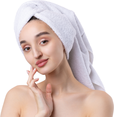 Kalın kaşlı güzel bir kız, beyaz arka planda mükemmel bir ten, kafasında havlu, güzel bir fotoğraf..