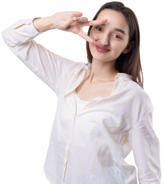 Gülümseyen kadın elini sallar gibi kaldırdı..