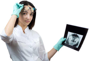 Beyaz önlüklü kız dişçi hastanın dişlerinin fotoğrafını tutuyor..