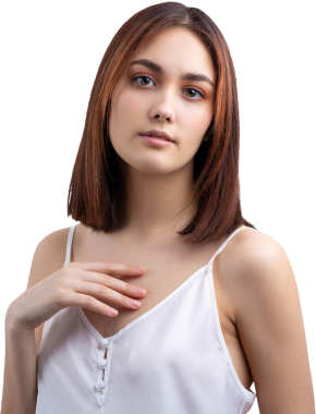 Temiz ciltli, doğal makyajlı ve gri arka planda beyaz dişli güzel bir kadın.