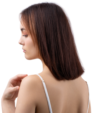 Temiz ciltli, doğal makyajlı ve gri arka planda beyaz dişli güzel bir kadın.