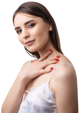 Temiz ciltli, doğal makyajlı ve gri arka planda beyaz dişli güzel bir kadın.