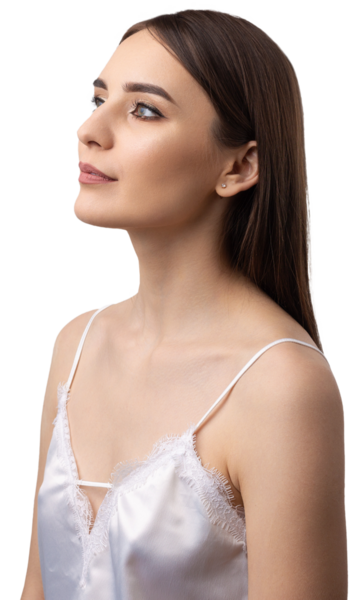 Красивая улыбающаяся женщина с чистой кожей, натуральным макияжем и белыми зубами на сером фоне