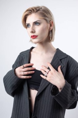 Stüdyodaki baştan çıkarıcı, şık bir iş kadınının portresi. Takım elbiseli sarışın kız..