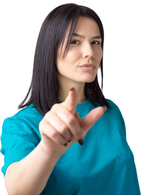 Mavi tişörtlü, parmaklarını gösteren mutlu beyaz kadın.