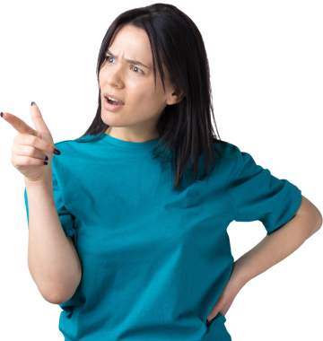 Mavi tişörtlü, parmaklarını gösteren mutlu beyaz kadın.